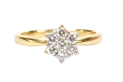 Lot 183 - An 18ct gold diamond daisy cluster ring