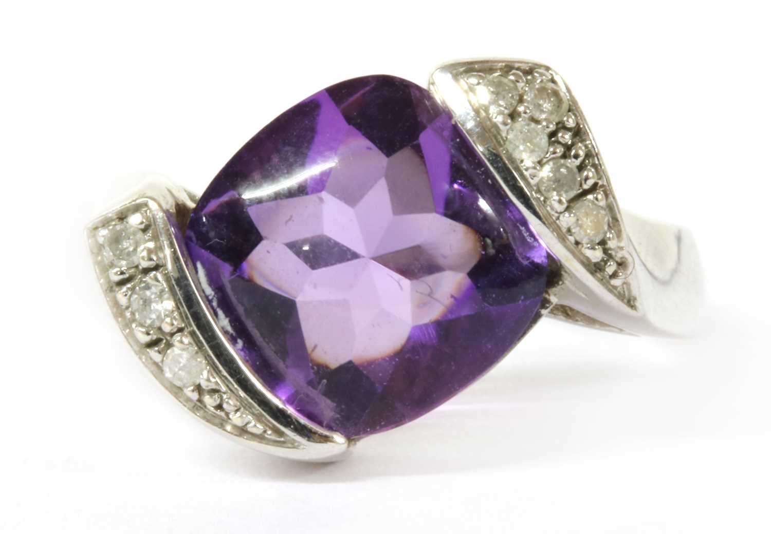 Lot 291 - A white gold amethyst and diamond ring