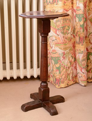 Lot 397 - An oak occasional table