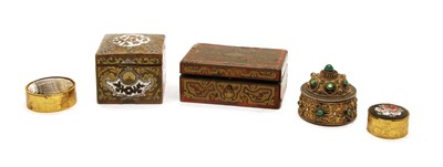 Lot 132 - A collection of pill boxes, trinkets and similar