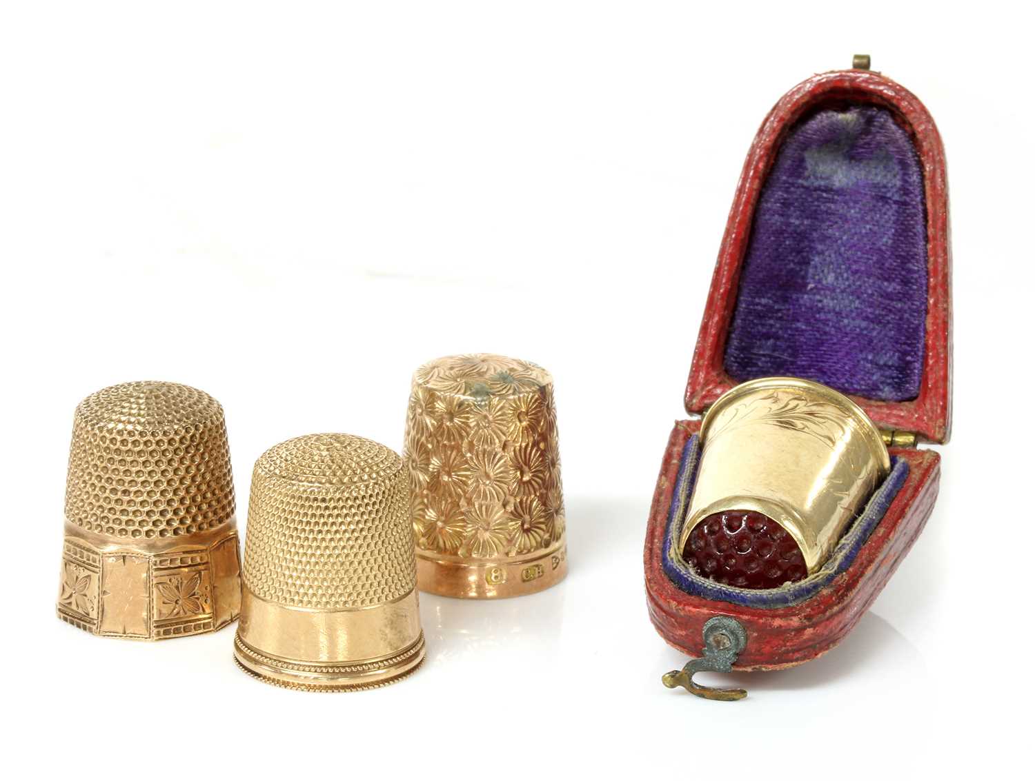 Lot 125 - A cased Continental gold thimble