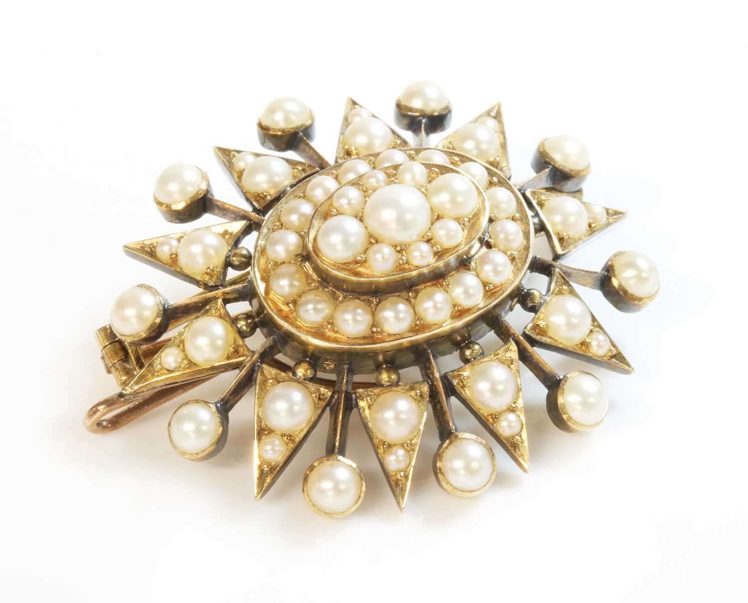 Lot 97 - A Victorian gold split pearl oval starburst brooch/pendant, c.1900