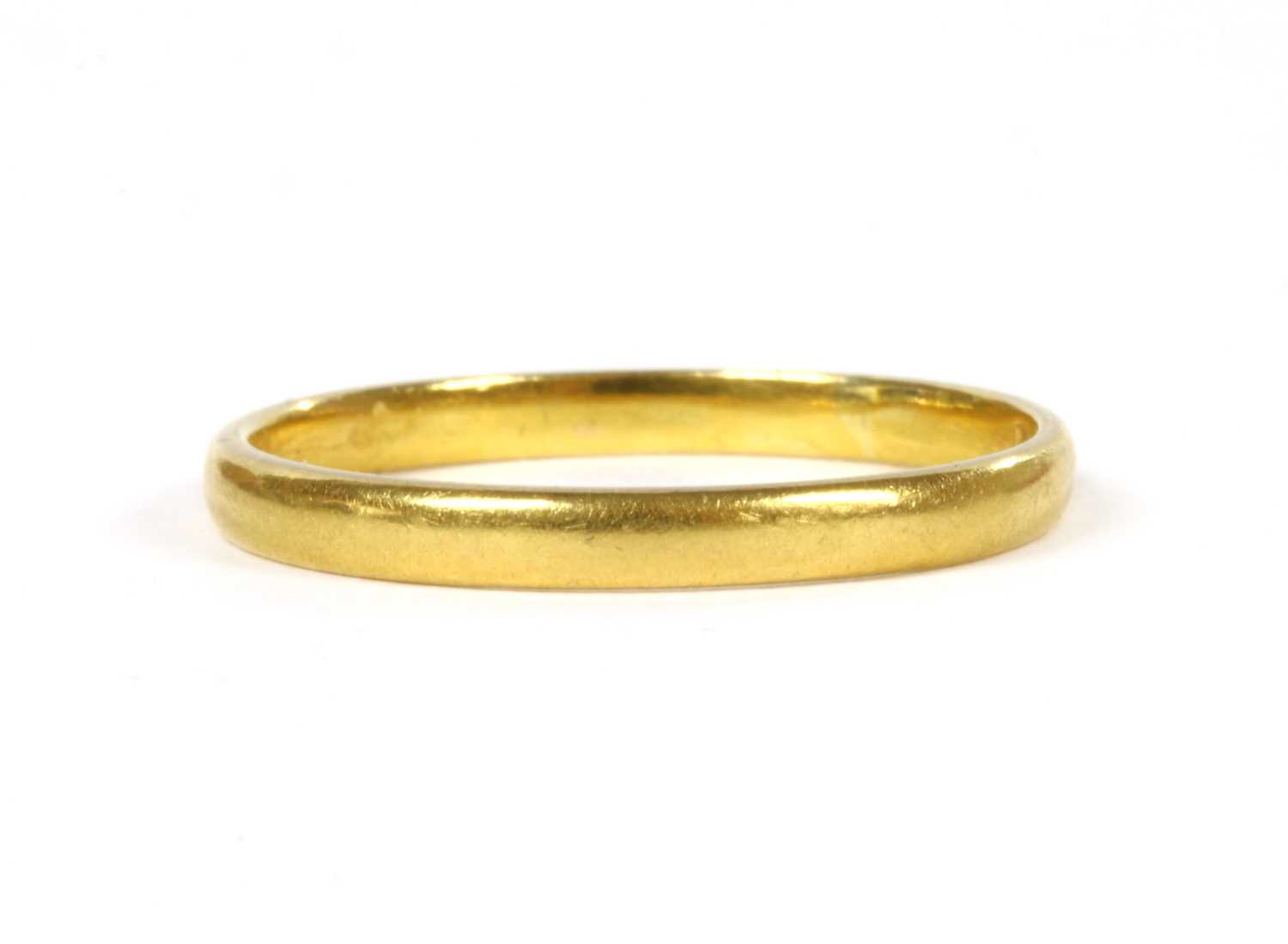 Lot 90 - A 22ct gold light court section wedding ring