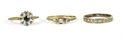 Lot 364 - A gold three stone diamond ring