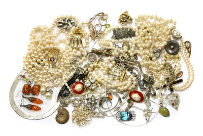 Lot 224 - A quantity of silver jewellery