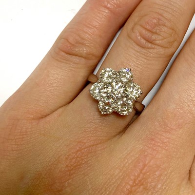 Lot 89 - An 18ct white gold diamond daisy cluster ring