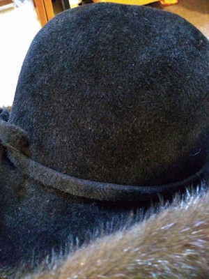 Lot 136 - A black felt and brown mink fur ladies' hat