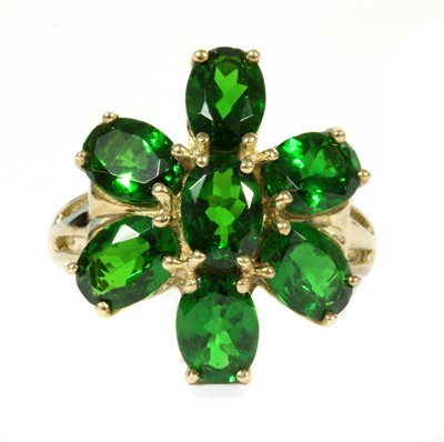 Lot 394 - A 9ct gold chrome diopside cluster ring