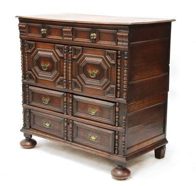 Lot 276 - An oak chest of drawers