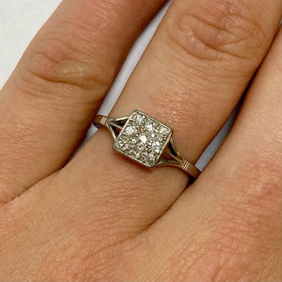 Lot 5 - An early 20th century platinum diamond cluster ring