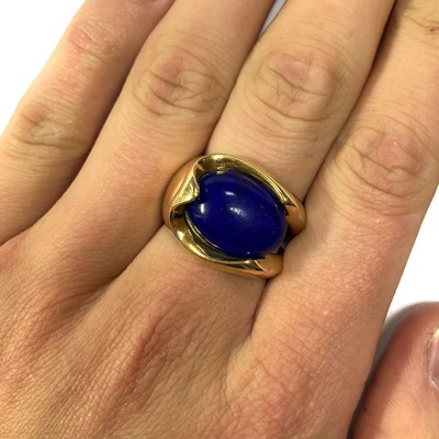 Lot 167 - A gold imitation lapis lazuli ring