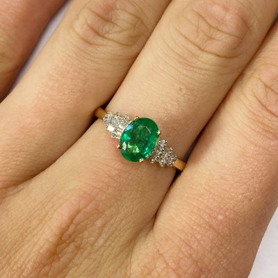 Lot 162 - A gold emerald and diamond ring