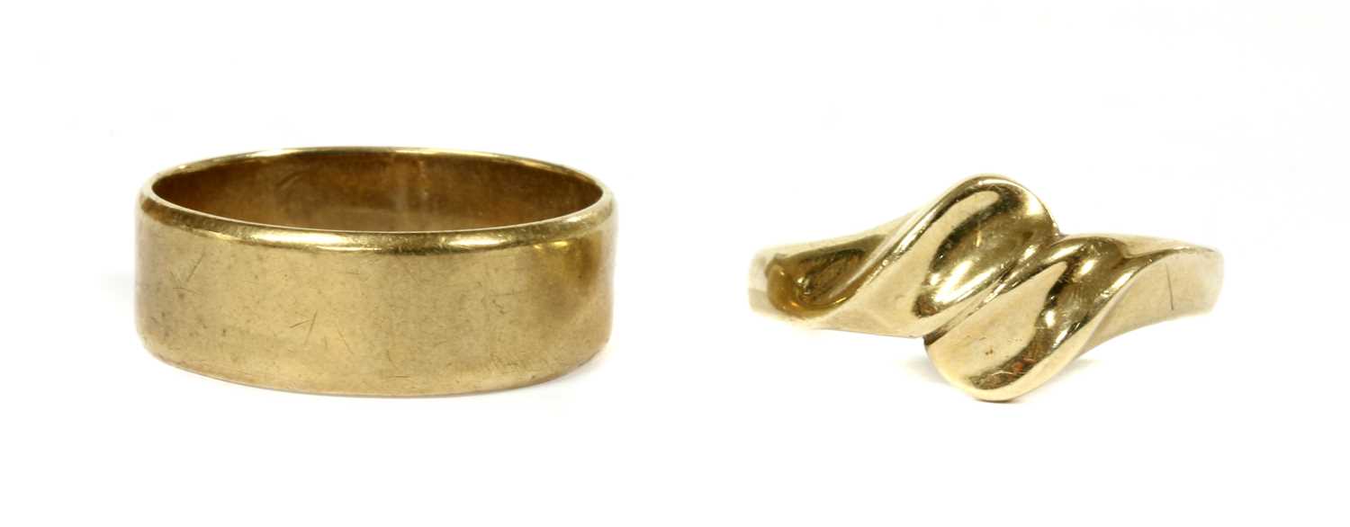 Lot 89 - A 9ct gold flat section wedding ring