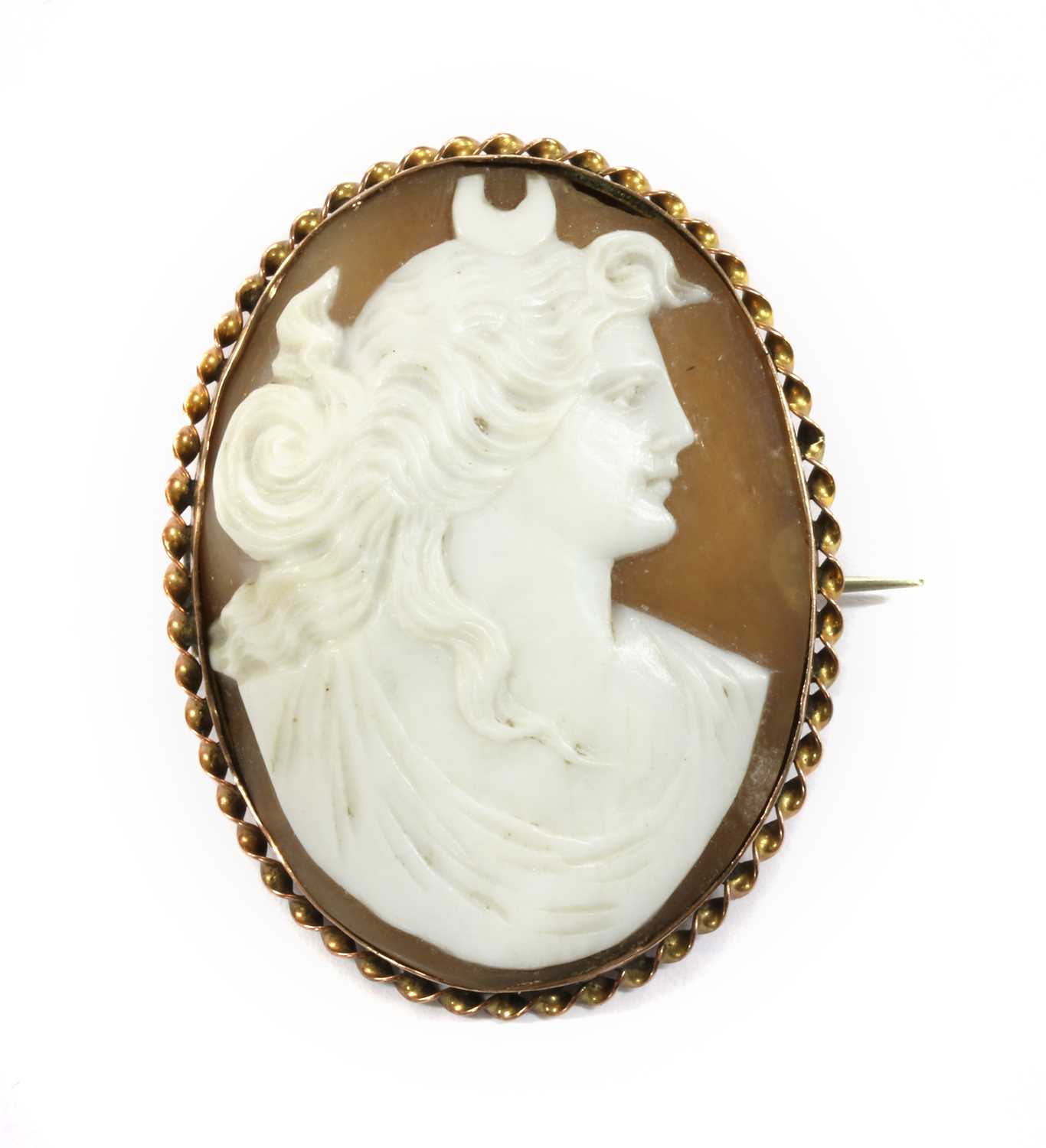 Lot 10 - A gold mounted shell cameo brooch