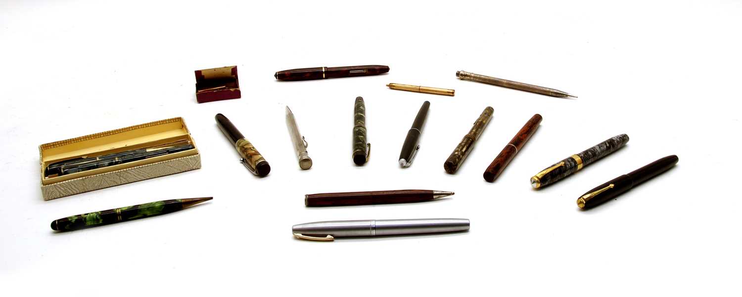 Lot 201 - 12 fountain pens