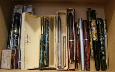 Lot 201 - 12 fountain pens