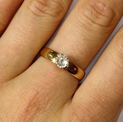 Lot 8 - A gold single stone diamond ring