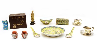 Lot 355 - A small mixed lot of Chinese pieces