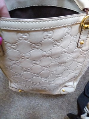Lot 34 - A Gucci ivory leather bucket bag