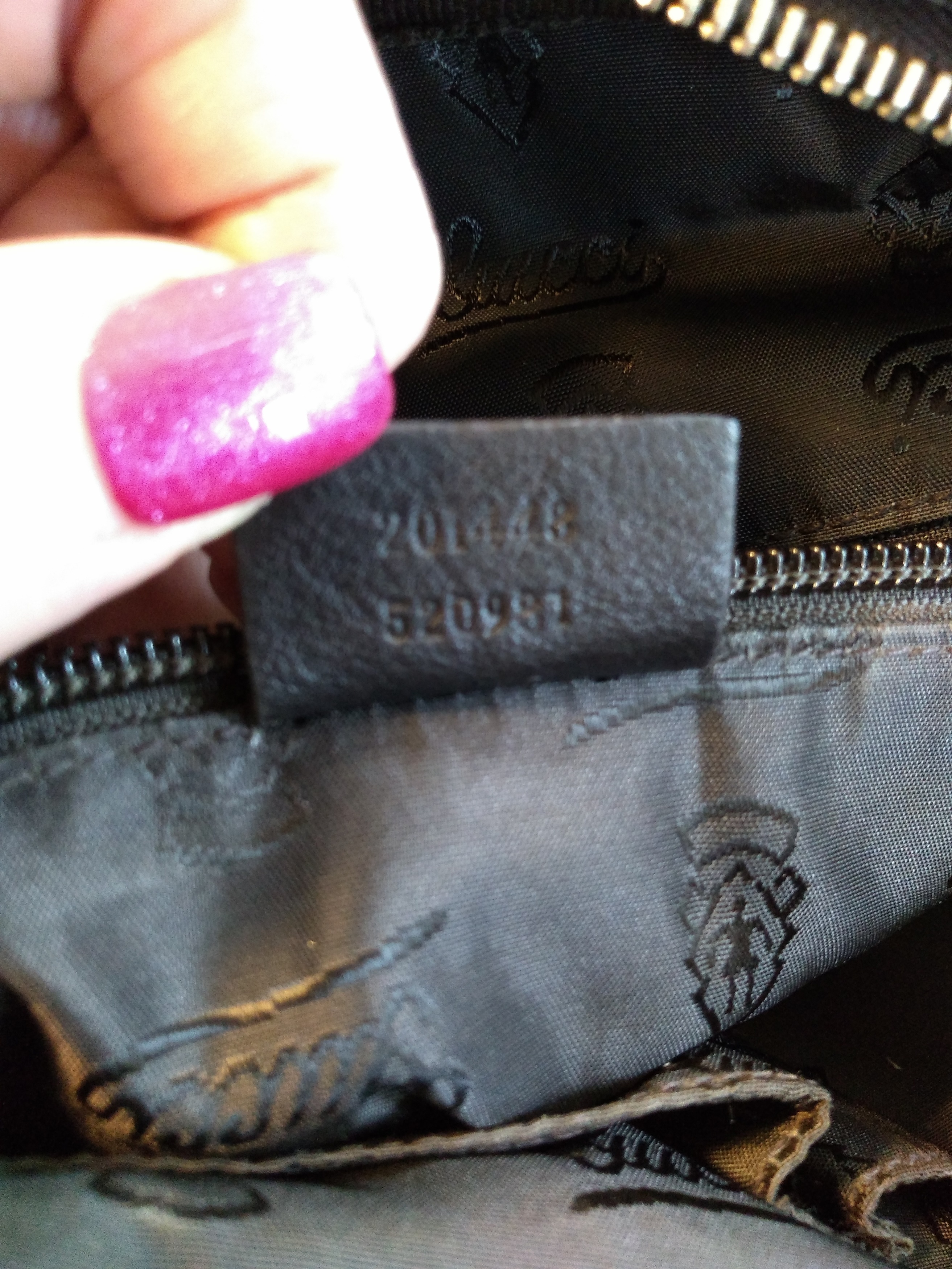 Lot 29 - A Gucci black leather crossbody messenger bag