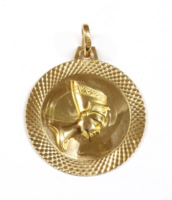 Lot 404 - A gold circular Nefertiti pendant