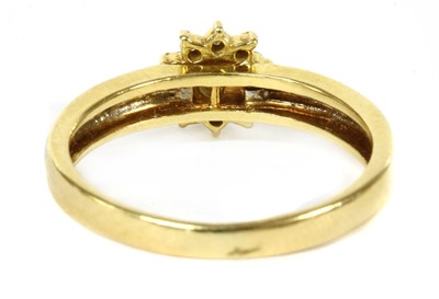 Lot 349 - A gold and platinum diamond cluster ring