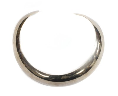 Lot 382 - A silver torque necklace