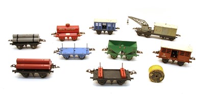 Lot 101 - A Hornby 'O' gauge freight and wagons