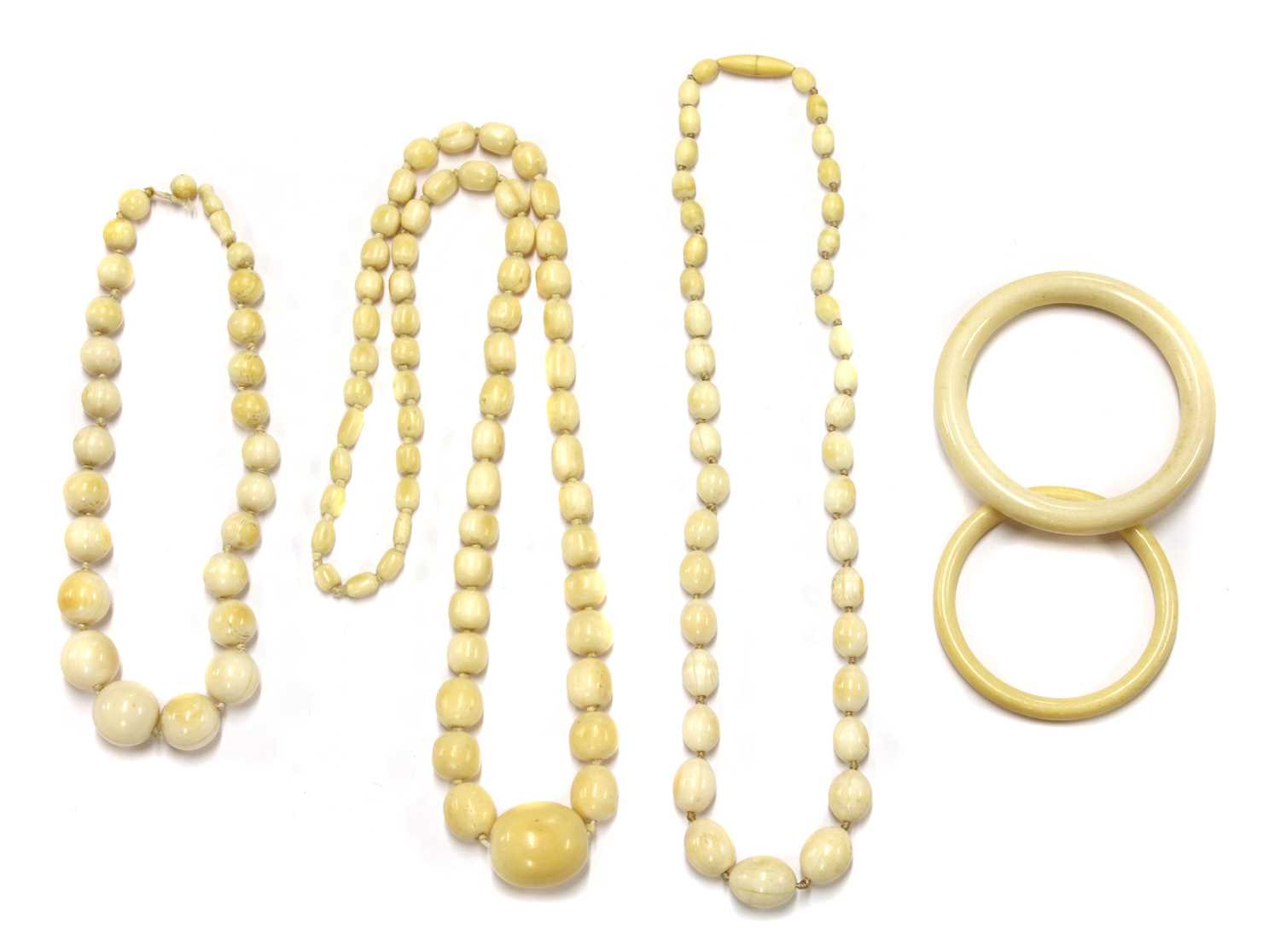 Lot 319 - A single row graduated ivory bead necklace