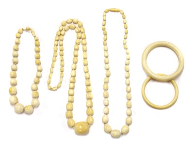 Lot 319 - A single row graduated ivory bead necklace