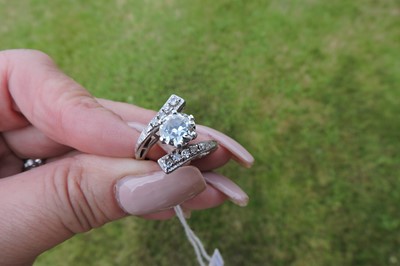 Lot 178 - A single stone diamond ring