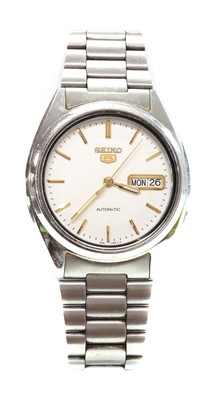 Lot 478 - A gentlemen's stainless steel Seiko '5' automatic skeleton back bracelet watch