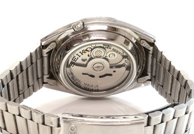 Lot 478 - A gentlemen's stainless steel Seiko '5' automatic skeleton back bracelet watch