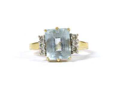 Lot 151 - An 18ct aquamarine and diamond ring