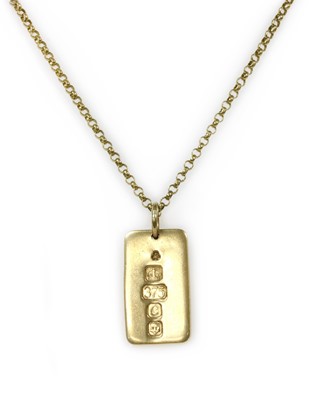 Lot 121 - A 9ct gold ingot pendant