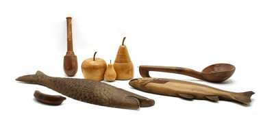 Lot 424 - A collection of treen items