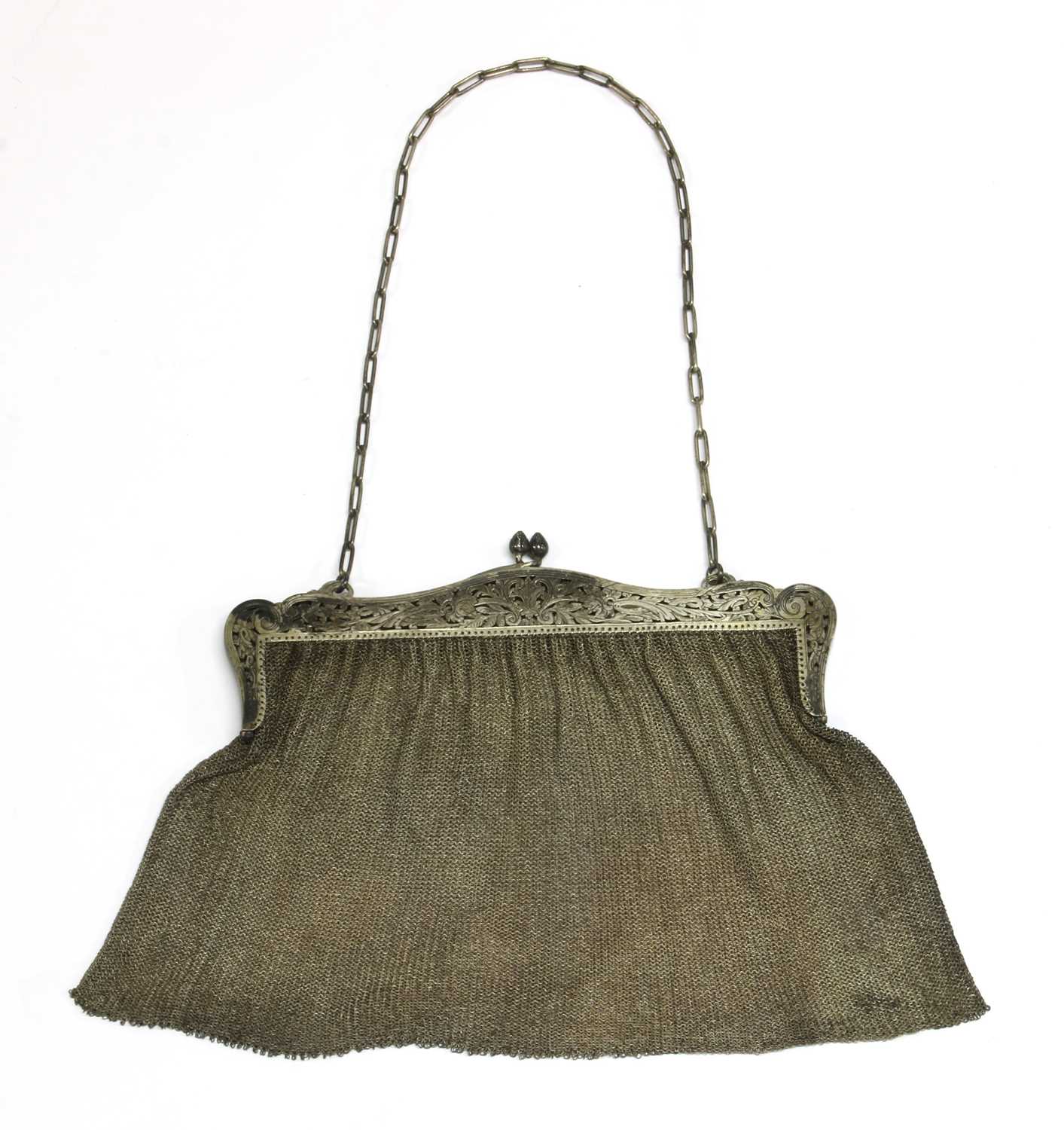 Lot 46 - A silver mesh purse