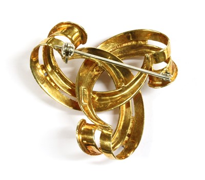 Lot 113 - An Italian gold sapphire set brooch