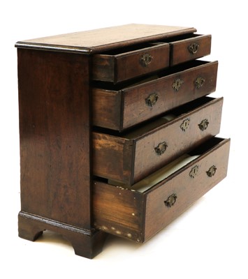 Lot 638 - A small oak chest of drawers