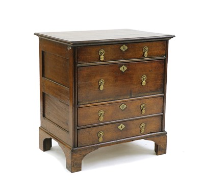 Lot 293 - A small oak chest of drawers