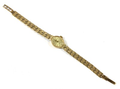 Lot 266 - A ladies' 9ct gold Sovereign quartz bracelet watch