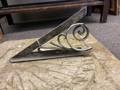 Lot 403 - A stone sundial
