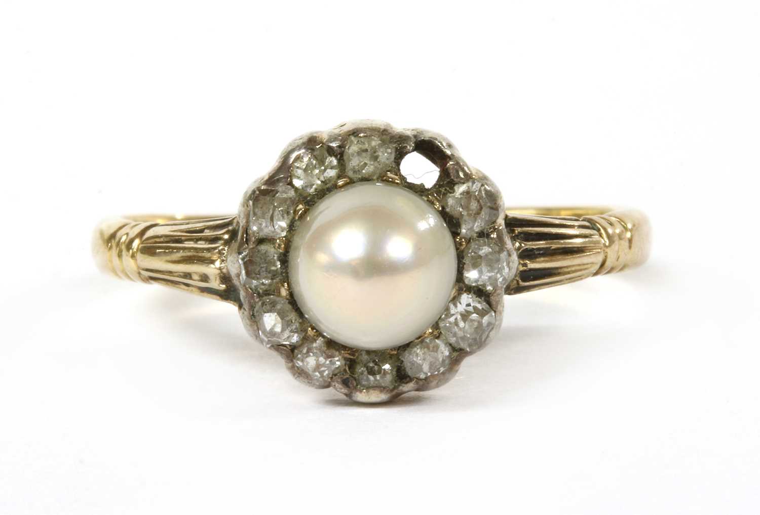 Lot 29 - A gold pearl and diamond cluster ring