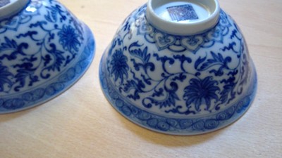 Lot 74 - A pair of Chinese blue and white bowls