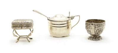 Lot 98 - A silver mustard pot with blue glass liner