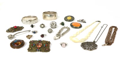 Lot 220 - A quantity of jewellery