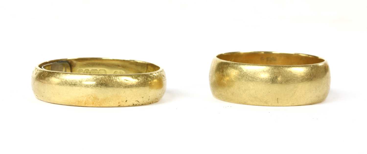 Lot 58 - An 18ct gold 'D' section wedding ring