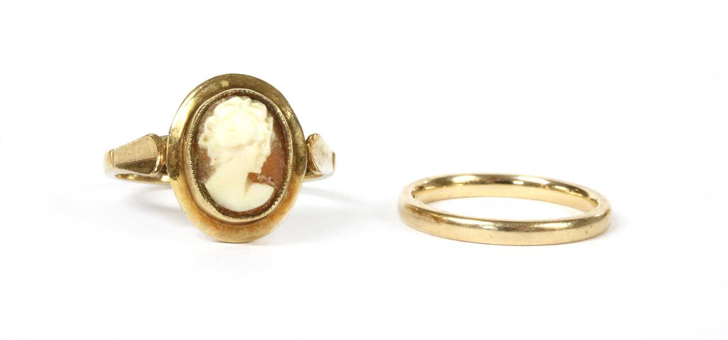 Lot 59 - A 9ct gold court section wedding ring