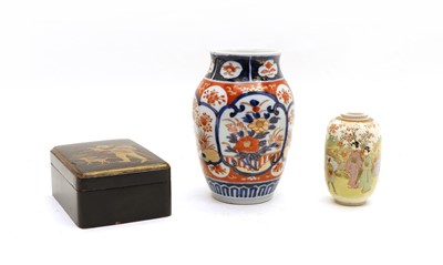Lot 77 - A collection of 4 snuff bottles
