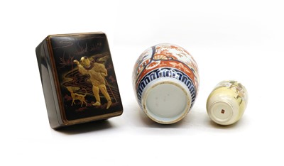 Lot 77 - A collection of 4 snuff bottles